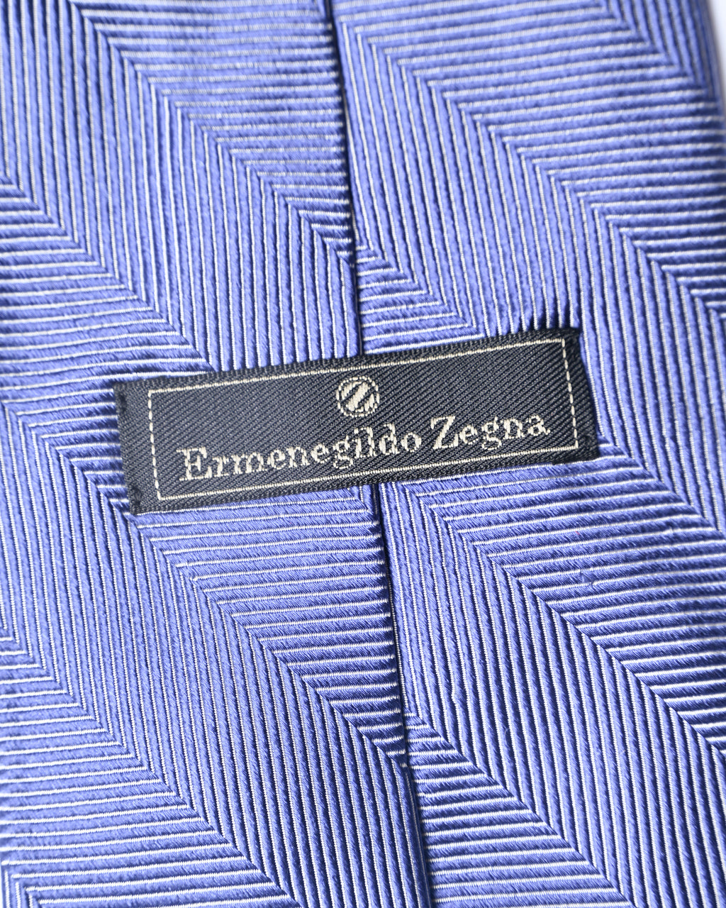 小剣通しの裏側に配されたErmenegildo Zegnaのブランドネーム刺繍入り裏地。ブルーの生地には、立体的な陰影を生む斜めストライプのジャカード織りが確認できます。