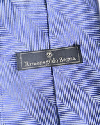 小剣通しの裏側に配されたErmenegildo Zegnaのブランドネーム刺繍入り裏地。ブルーの生地には、立体的な陰影を生む斜めストライプのジャカード織りが確認できます。
