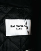 白地に黒文字でBALENCIAGA PARISと記された襟元の内タグ。周囲には厚みのあるキルティング仕立てのブラック裏地が確認できます。