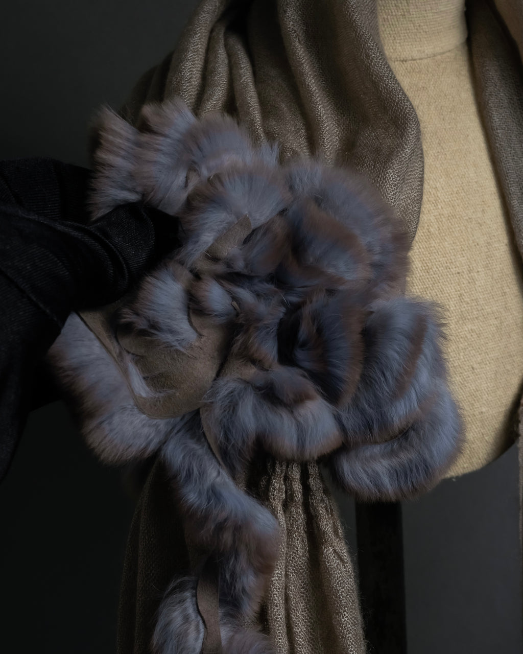 "FENDI" 04-10's Petal motif fur docking long muffler