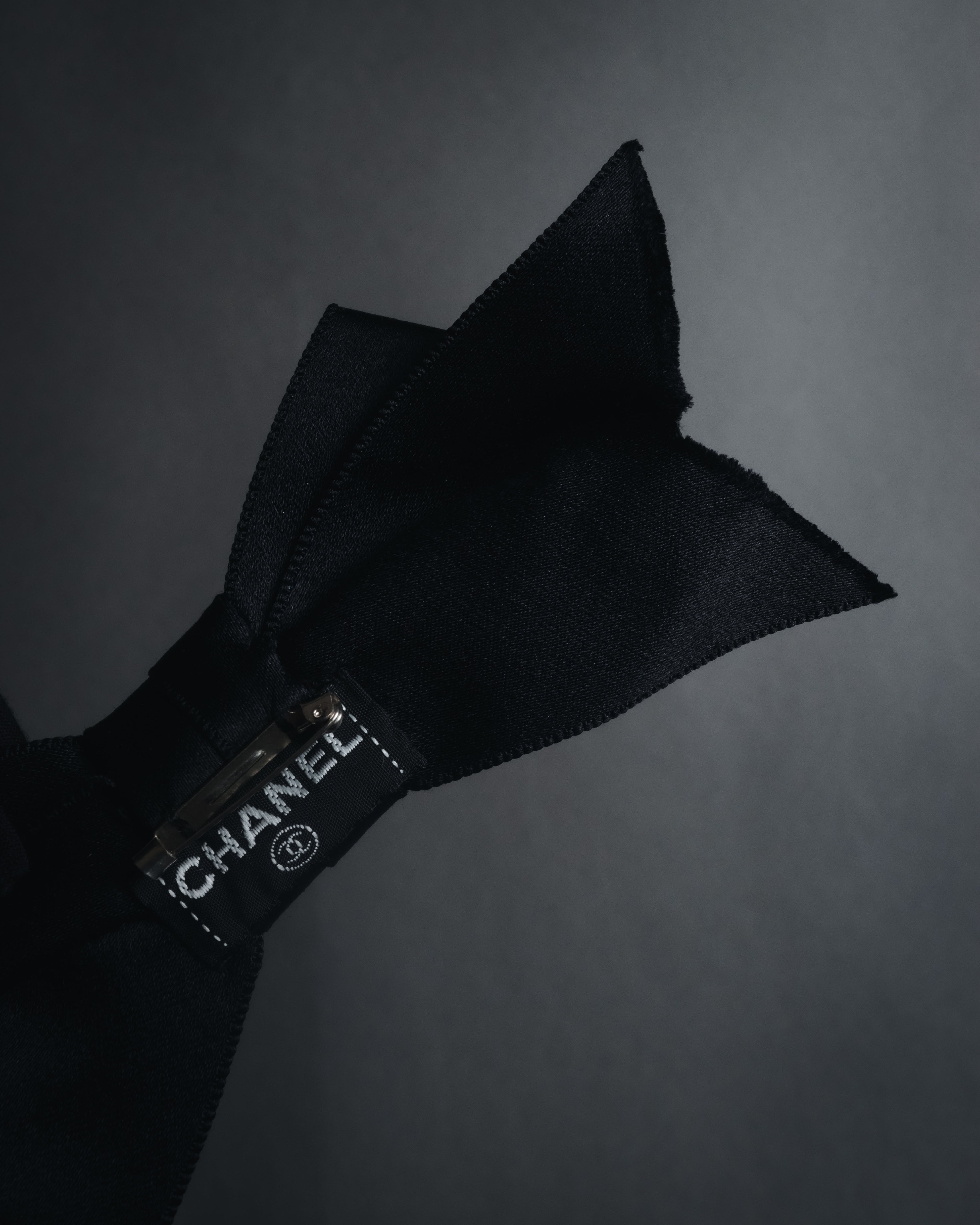 "CHANEL" 90’s black satin and grosgrain ribbon brooch