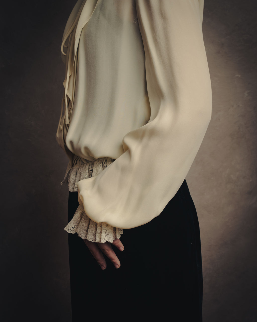 -SPECIAL- “VALENTINO” 1998-2008 Silk ruffled lace bow blouse