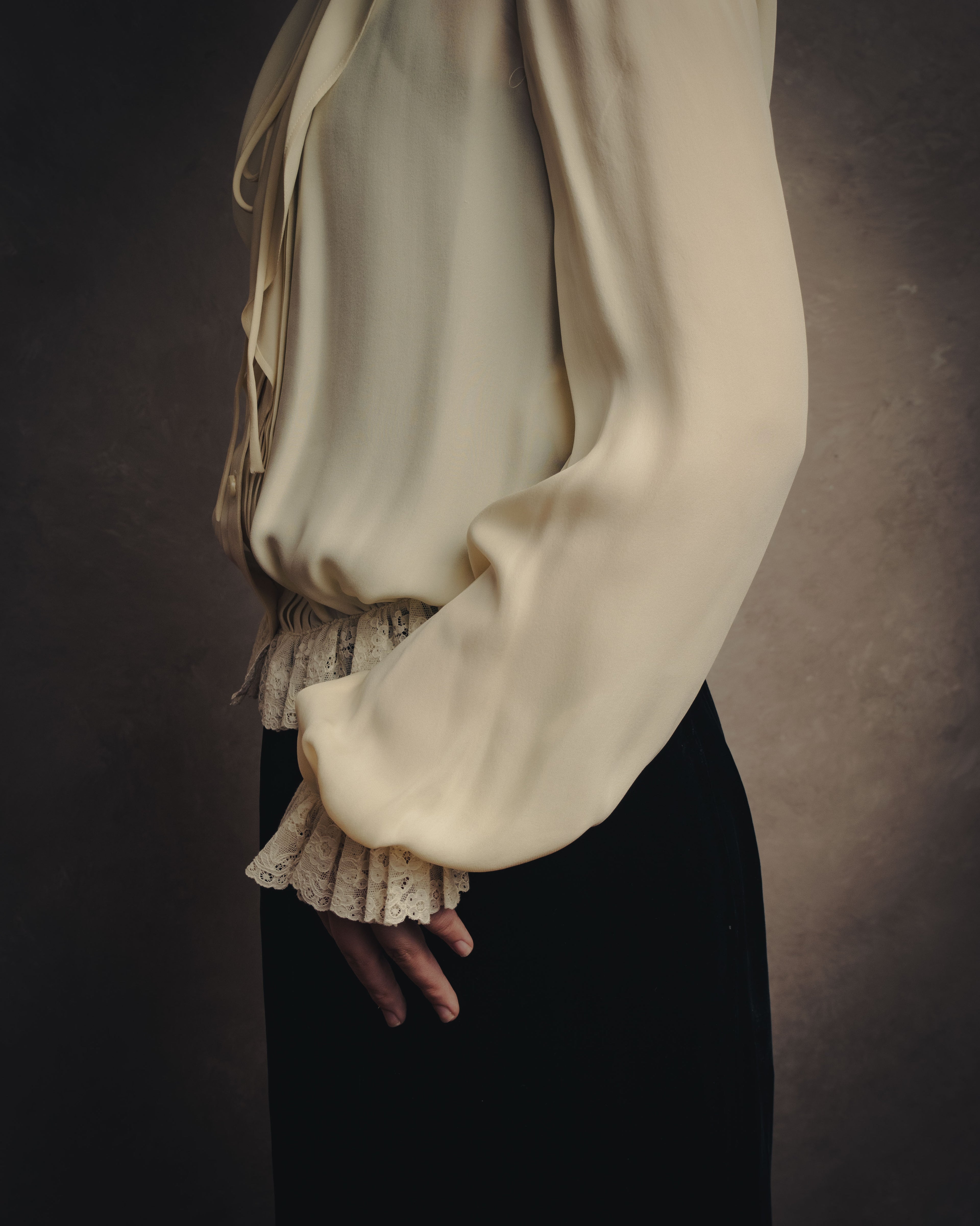 -SPECIAL- “VALENTINO” 1998-2008 Silk ruffled lace bow blouse