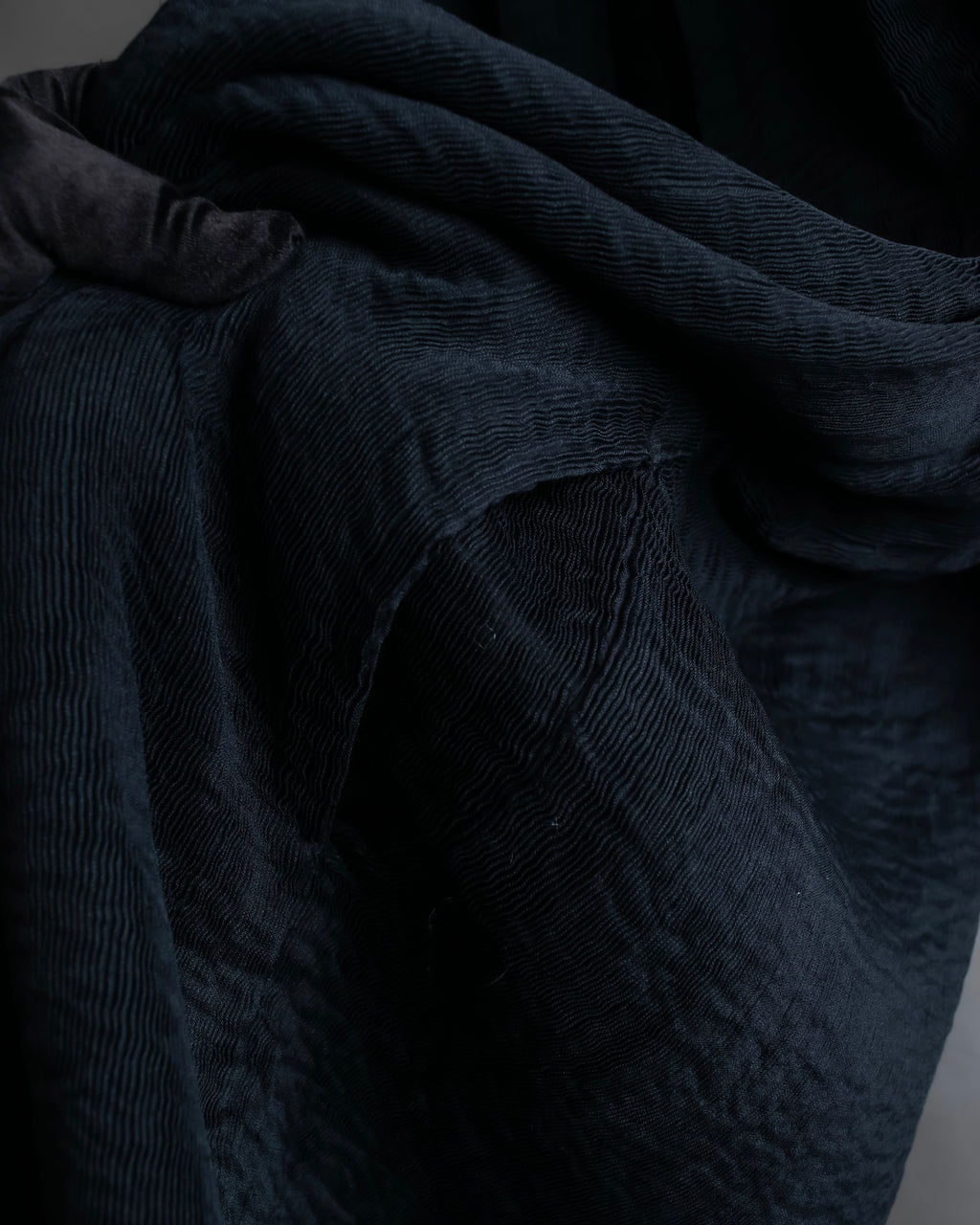 "ISSEY MIYAKE PERMANENT" Large shawl collar silk long cardigan