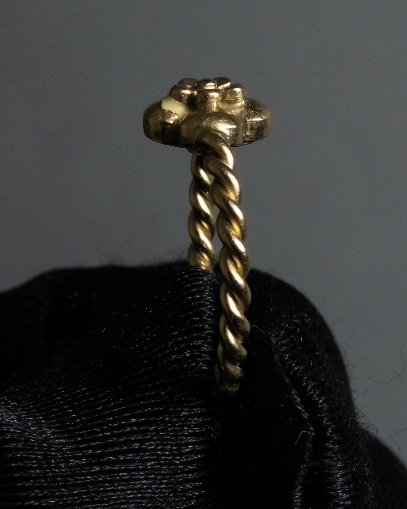 "CHANEL" 99AW Flower motif design twist arm ring