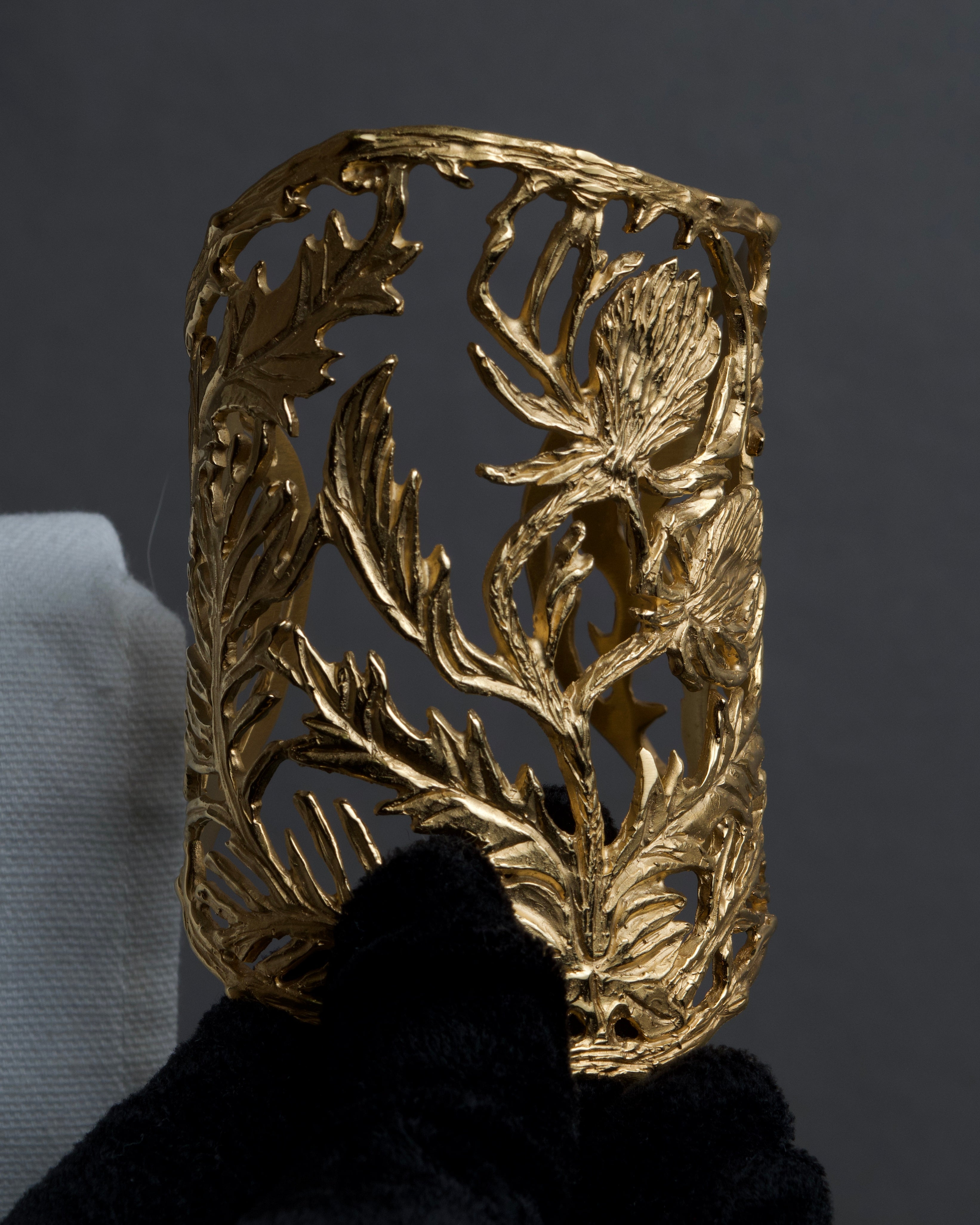 "Christian Dior" Botanical carving gold bangle