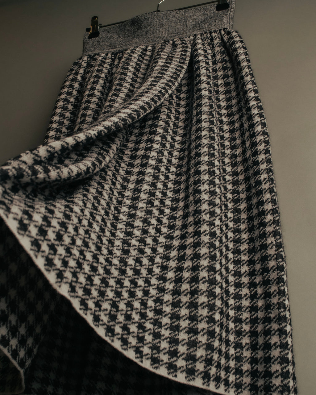 “Salvatore Ferragamo” 90’s-00’s Houndstooth knit flare skirt