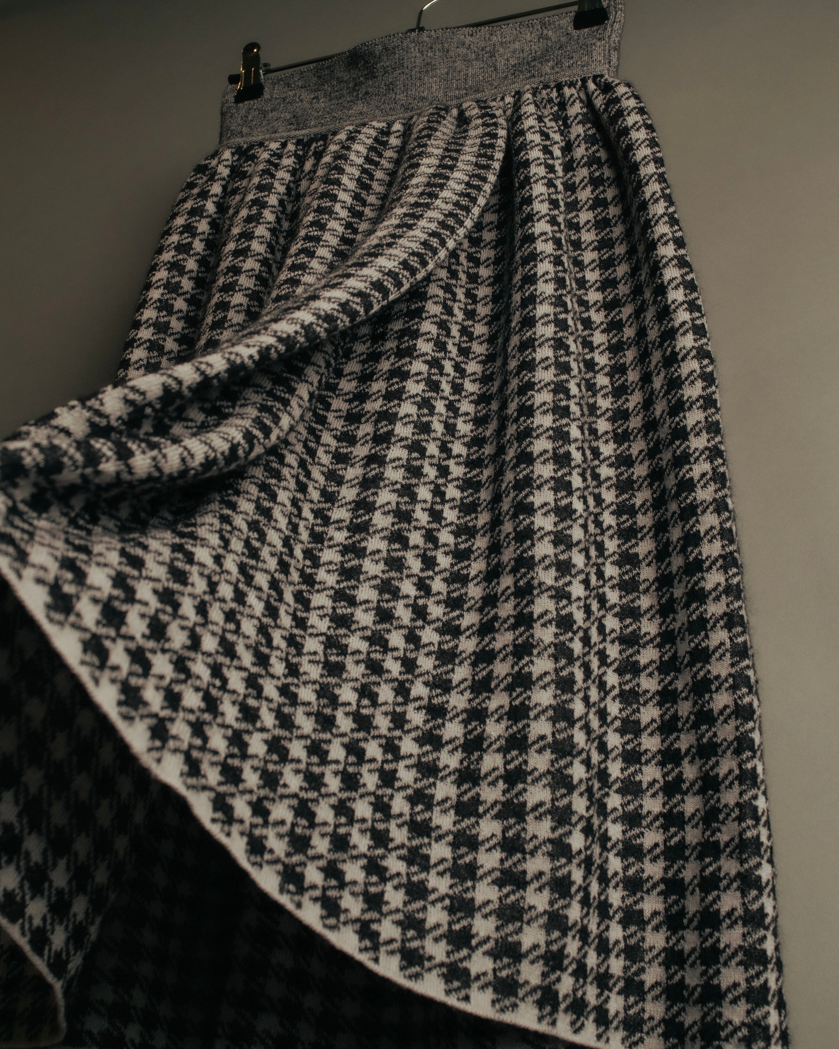 “Salvatore Ferragamo” 90’s-00’s Houndstooth knit flare skirt