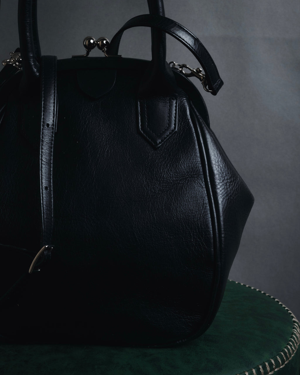 "Y’s" 22AW sculptural kiss-lock leather bag