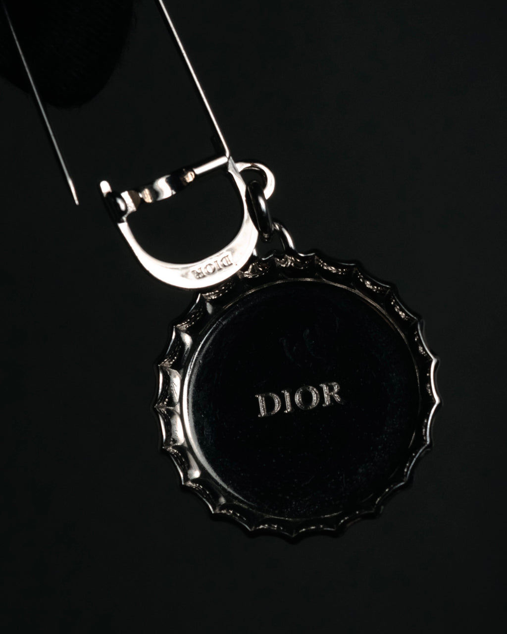 “DIOR” 2018-present Bottle cap pin brooch