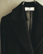 首元に残るBOUTIQUES GIVENCHYの織りタグを捉えたカット。ブラック系の起毛した表地と大ぶりのノッチドラペル、内側の総裏地も確認できます。