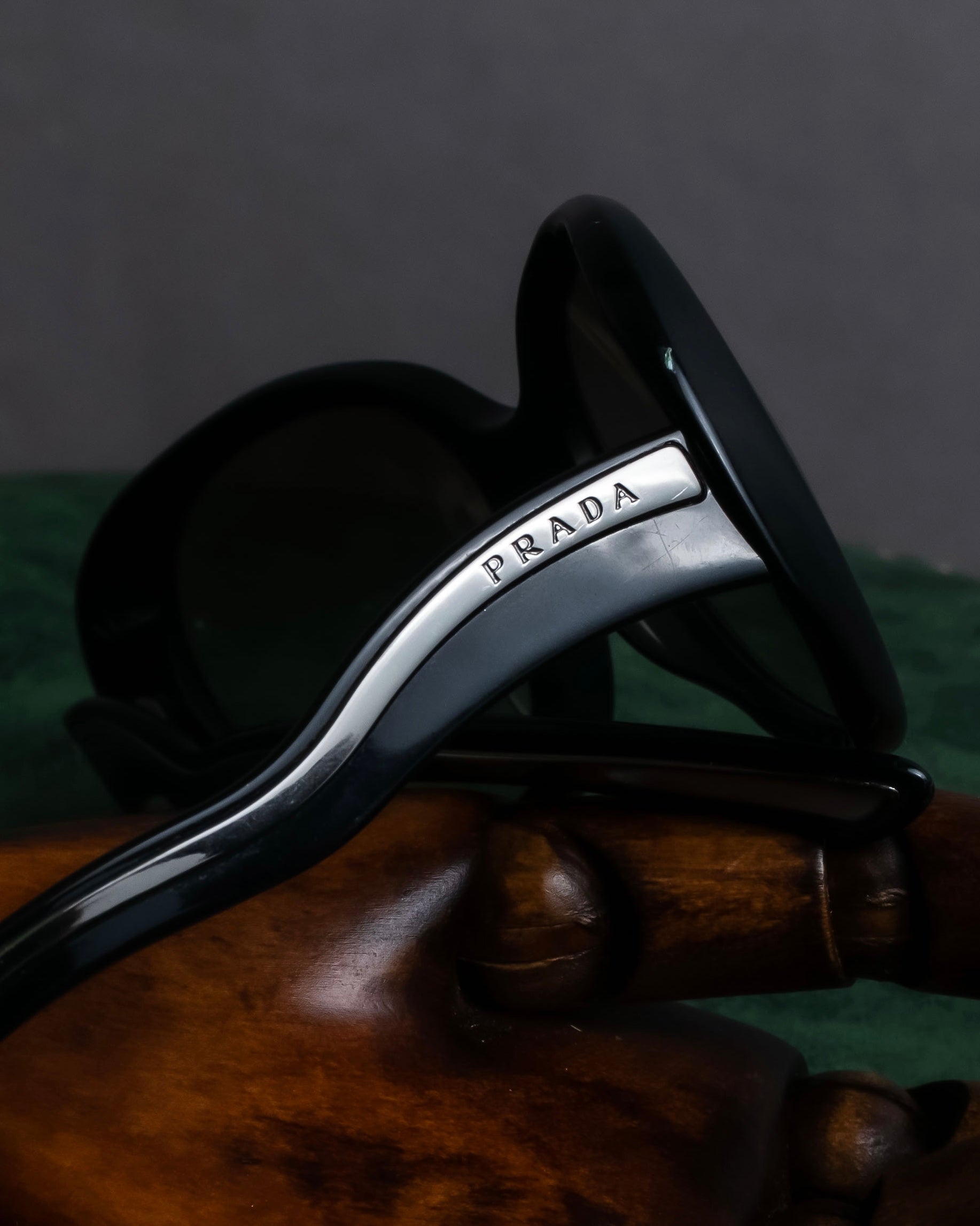 "PRADA" Logo engraved black round frame sunglasses