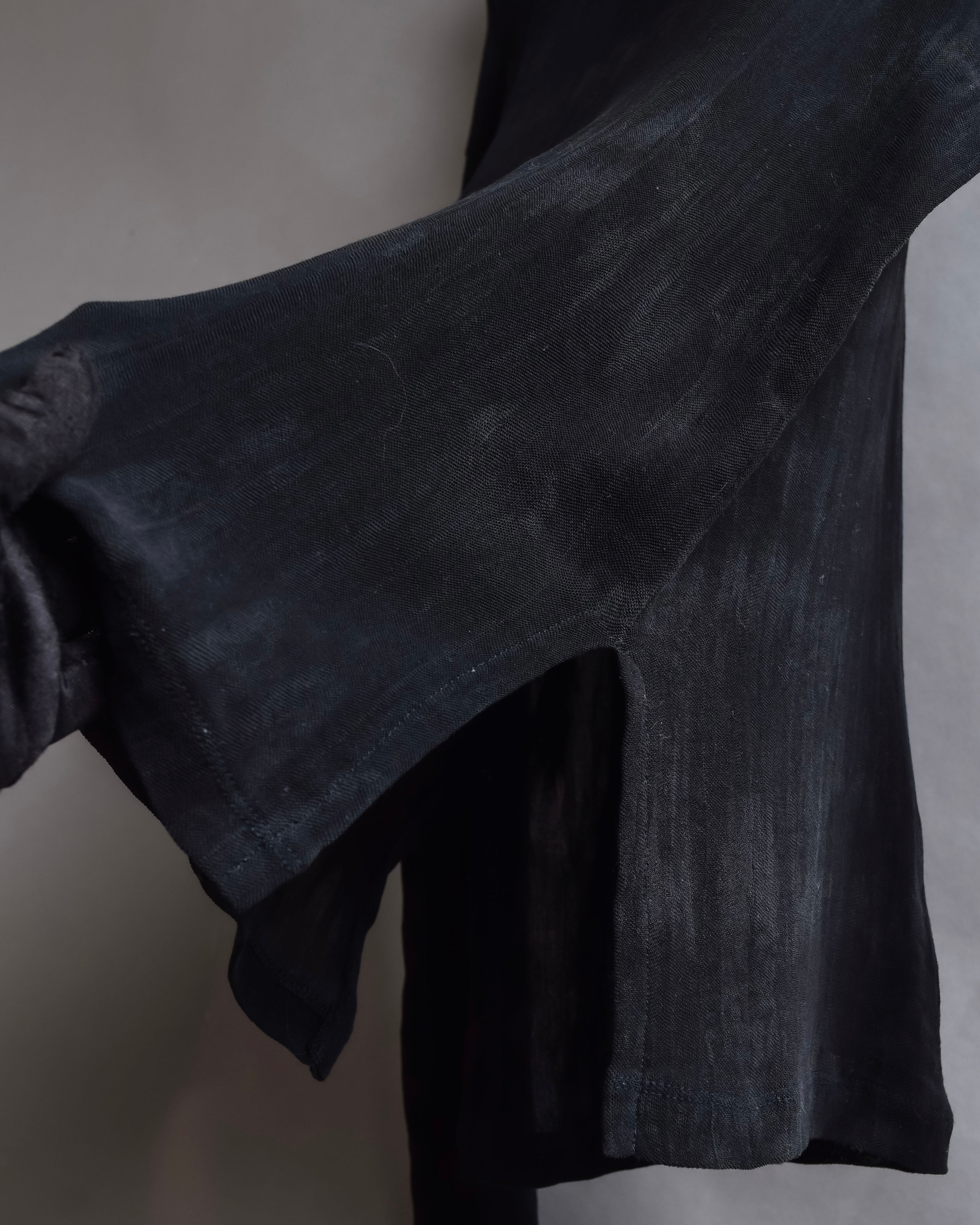 "ISSEY MIYAKE" Layered design high neck delicate knit