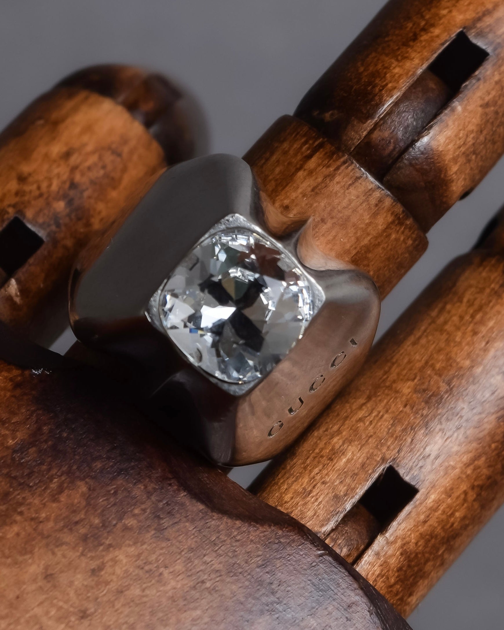"GUCCI" Polished silver crystal sculptural ring
