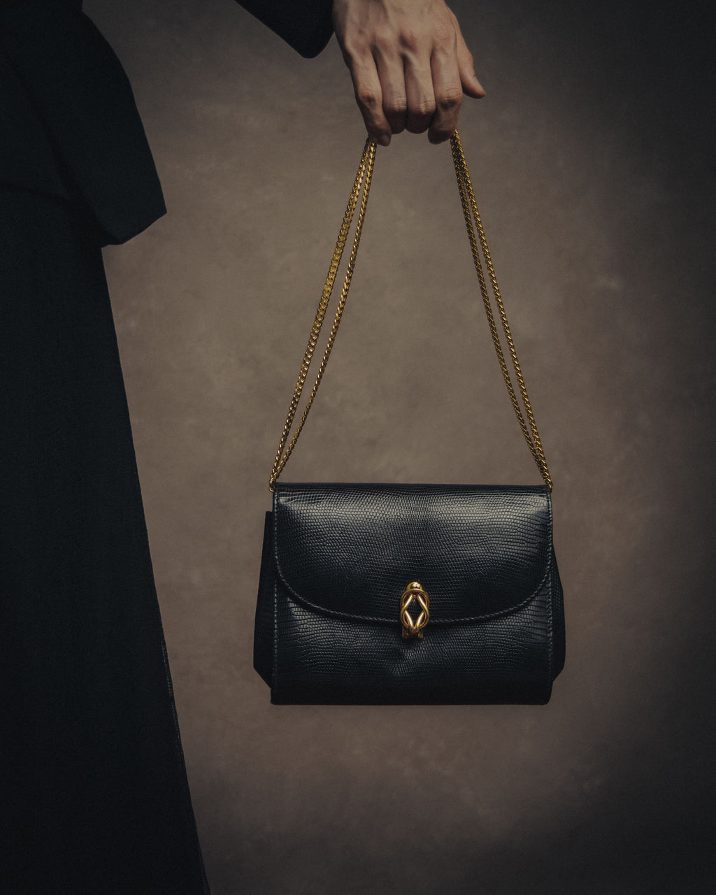 –SPECIAL– “GUCCI” 80’s crest chain shoulder bag