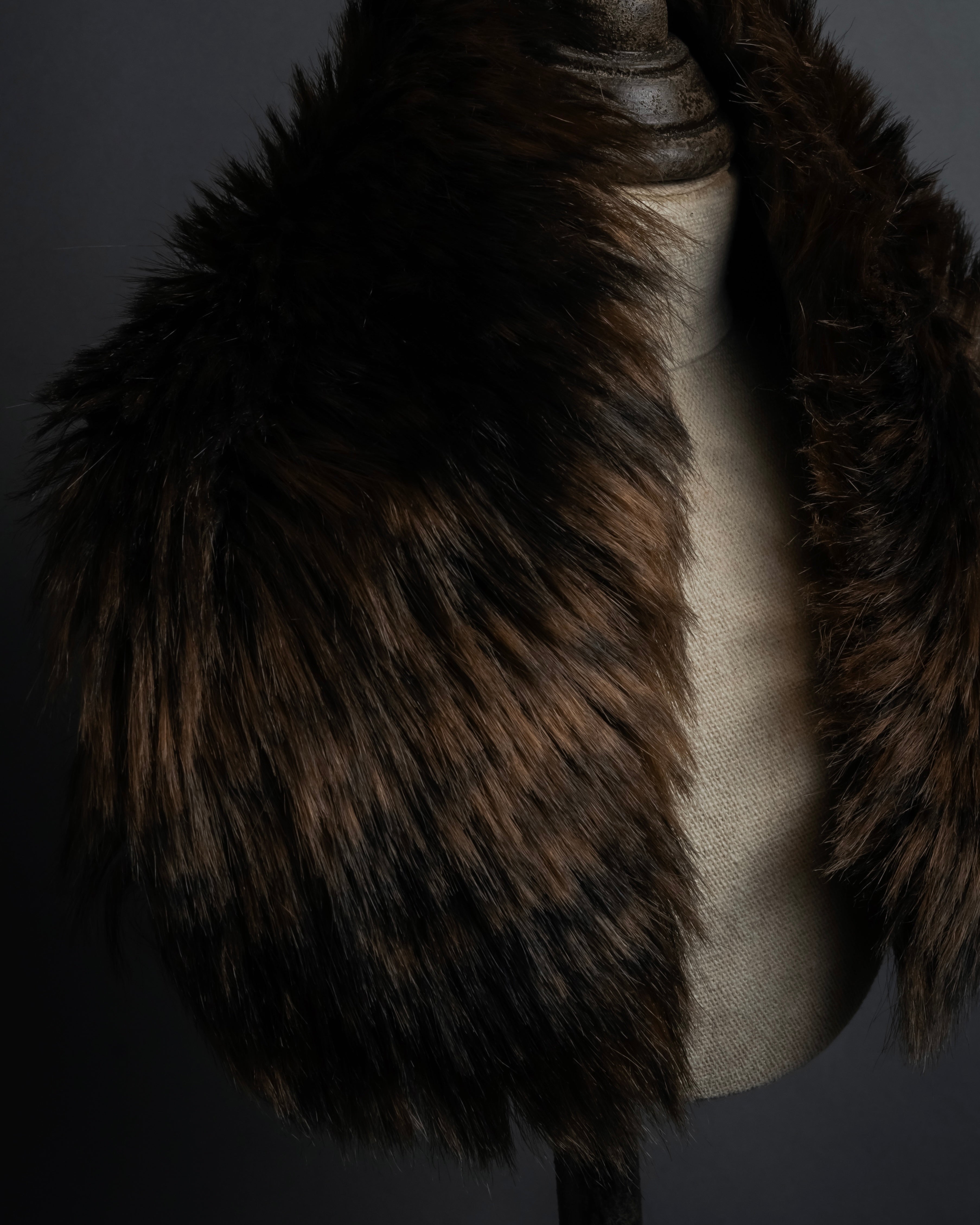 "PLEATS PLEASE ISSEY MIYAKE"
Long-haired fur neck dress