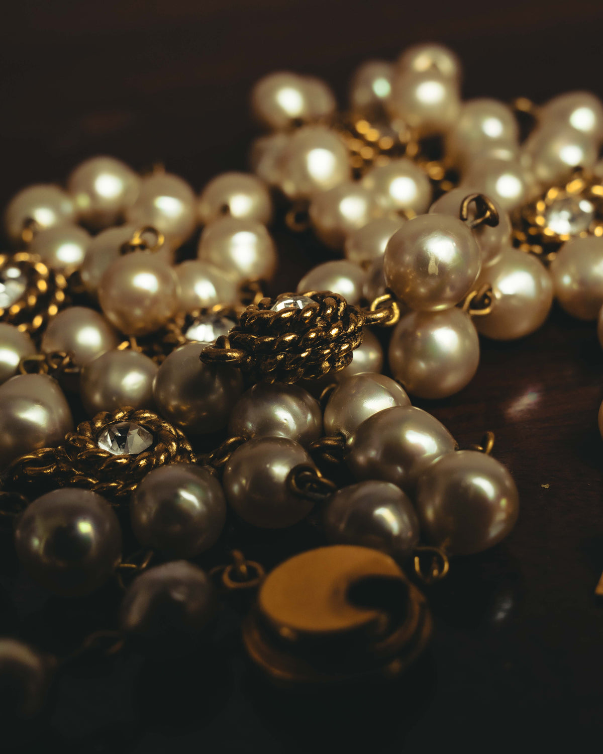 -SPECIAL- "CHANEL" 90's Pearl and crystal embellished long necklace