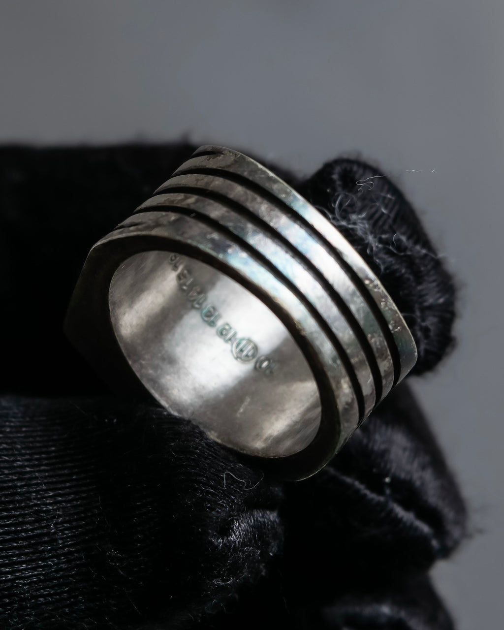 "MAISON MARGIELA" Square-shaped continuous design silver ring