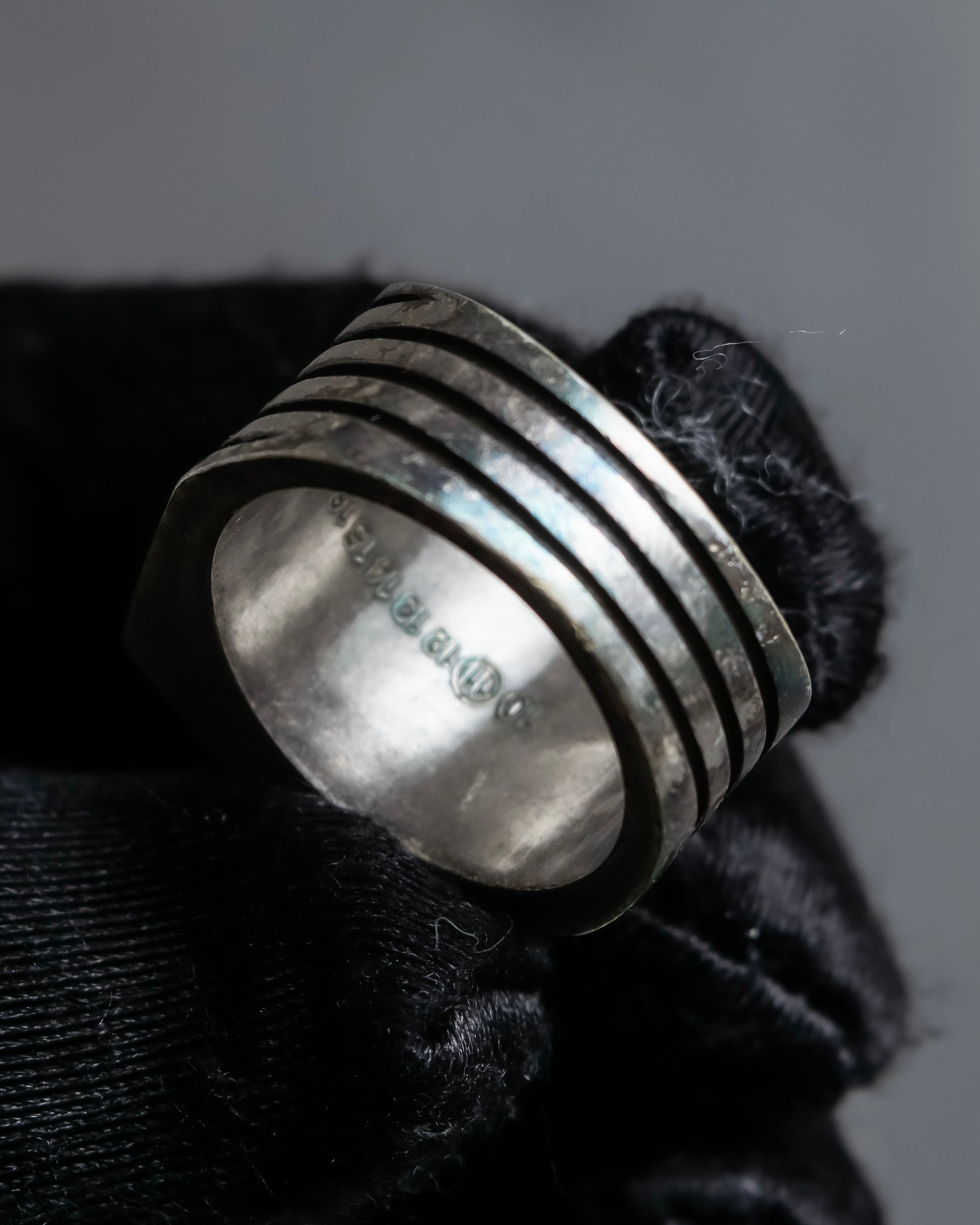 "MAISON MARGIELA" Square-shaped continuous design silver ring