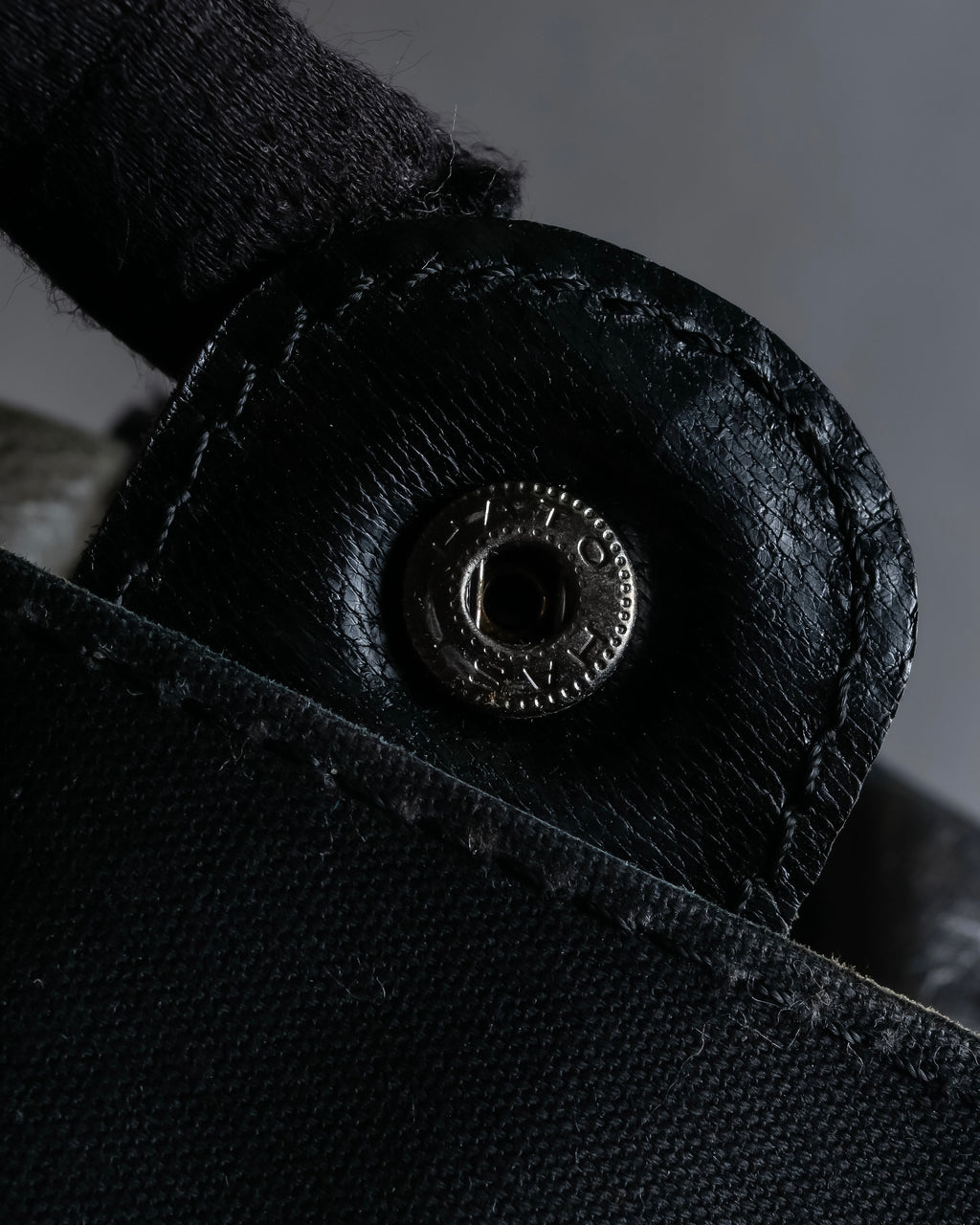 "tricot COMME des GARCONS" 
Flap pocket metal parts design leather hand bag