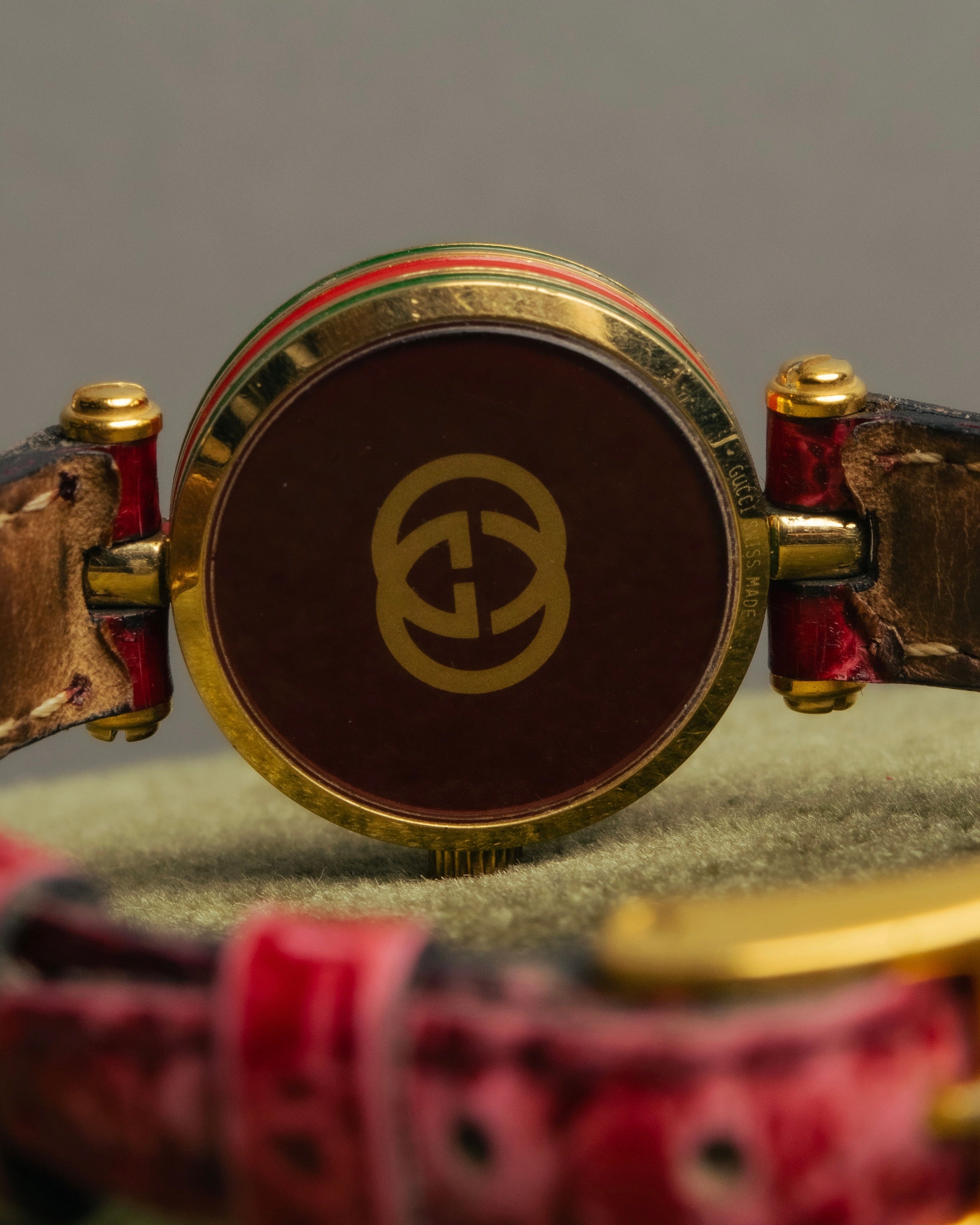 "GUCCI" 80's-90's Sherry line web stripe round watch with roman dial