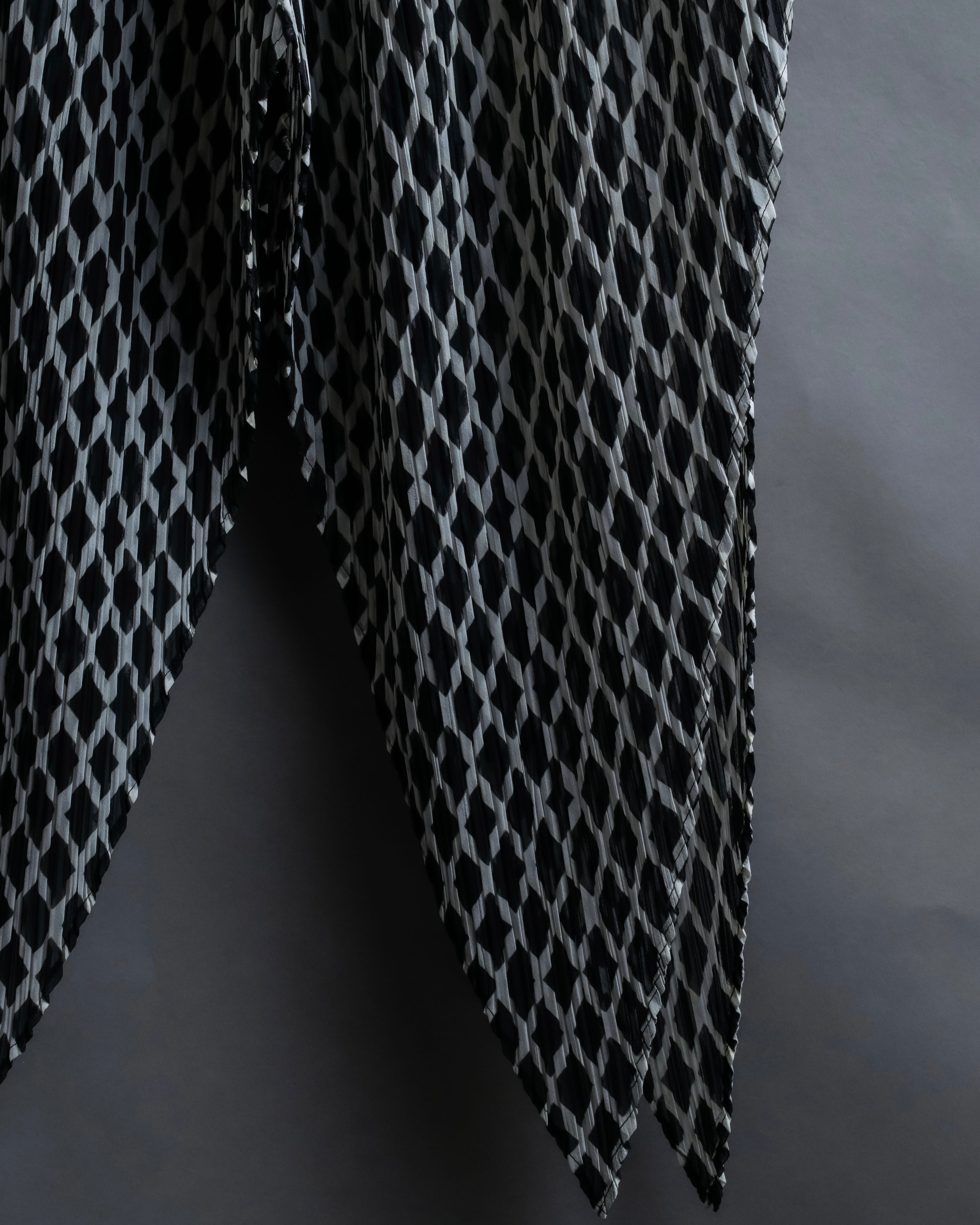 "ISSEY MIYAKE White label"
 Tailcoat design sleeveless dress