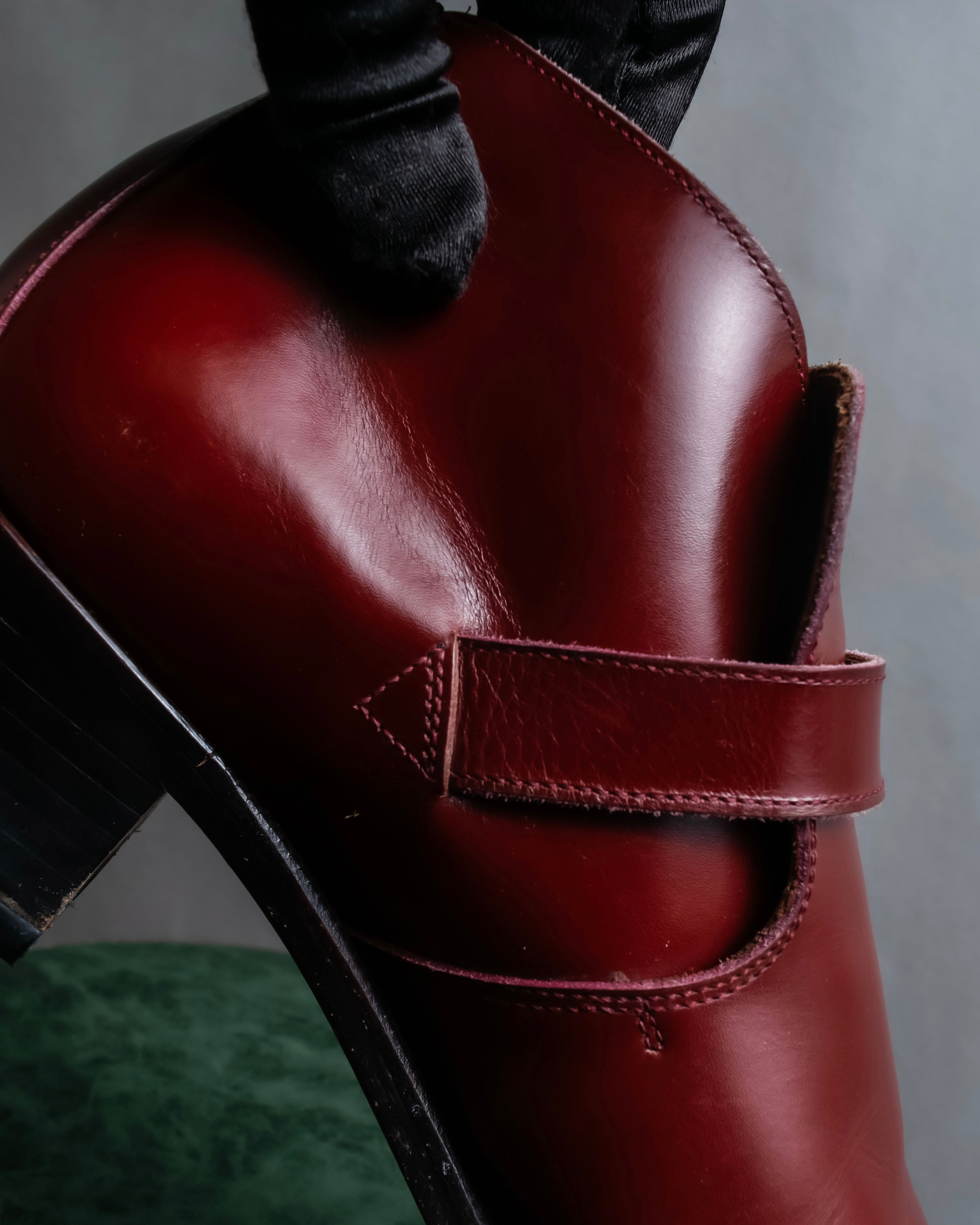 "tricot COMME des GARCONS"
 Belted heel leather pumps