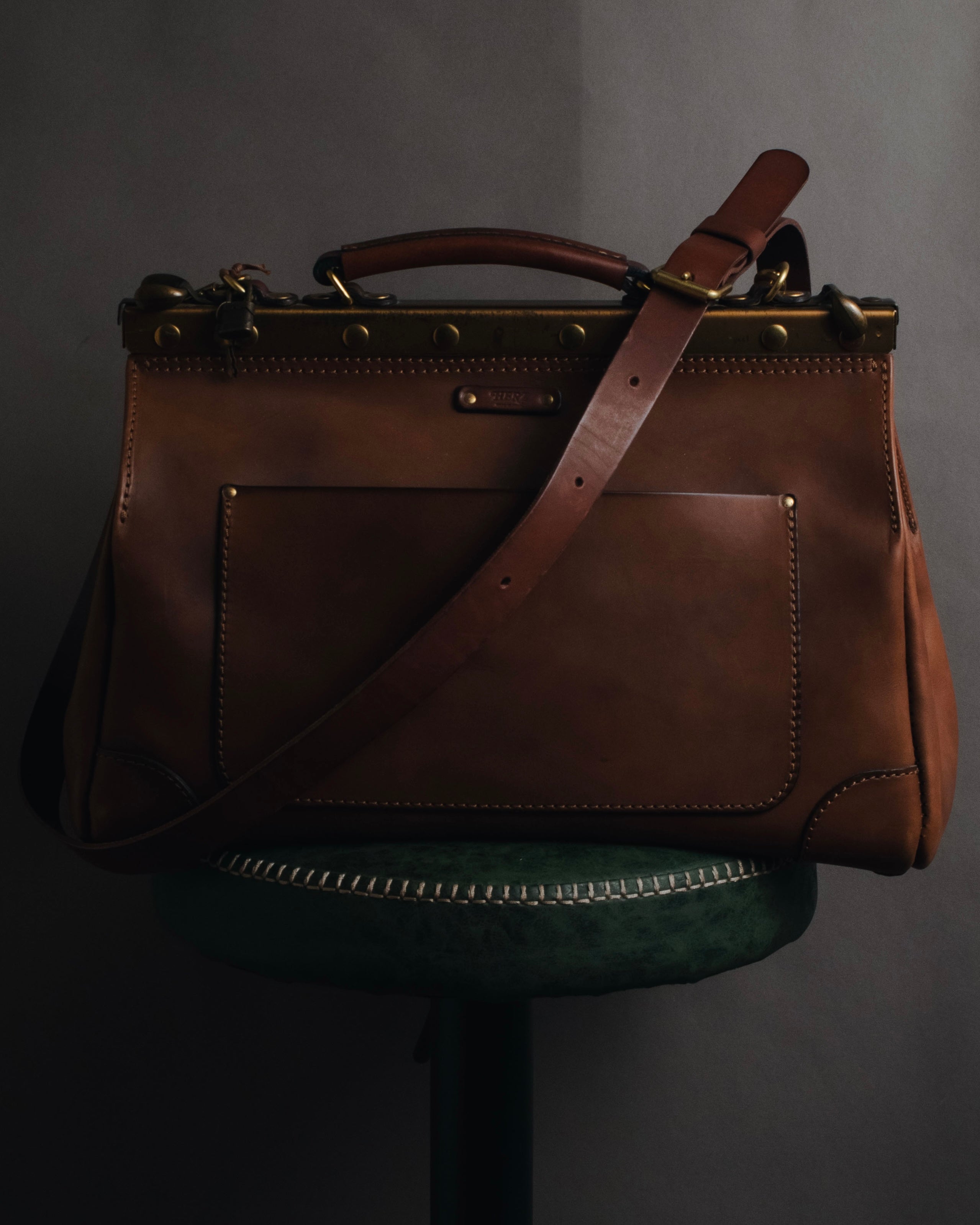 “HERZ” 2010年代-20年代 原创拿铁色皮革框架医生包