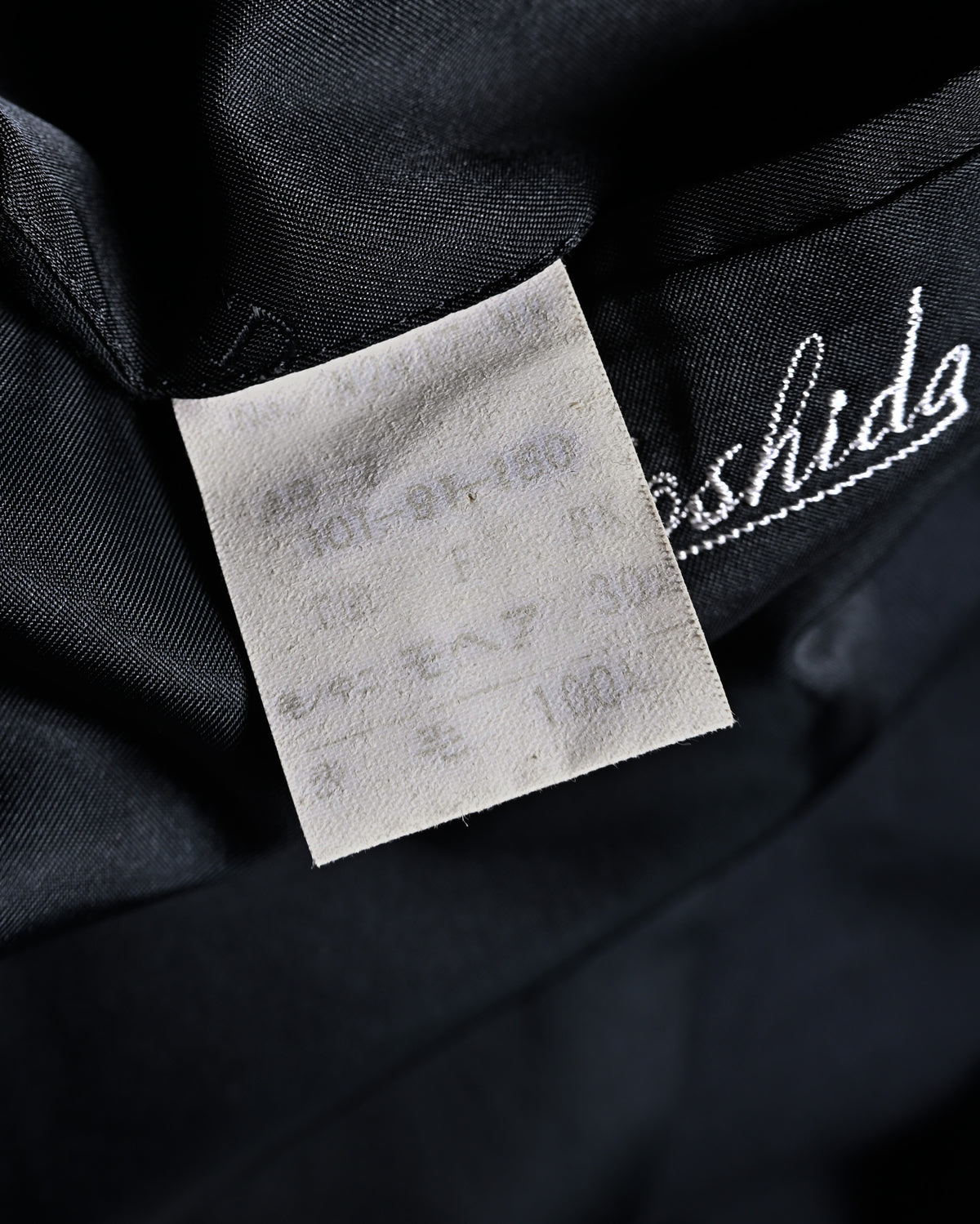 内側に配されたネームタグと、Christian Dior Monsieurの織りラベルを写したカット。