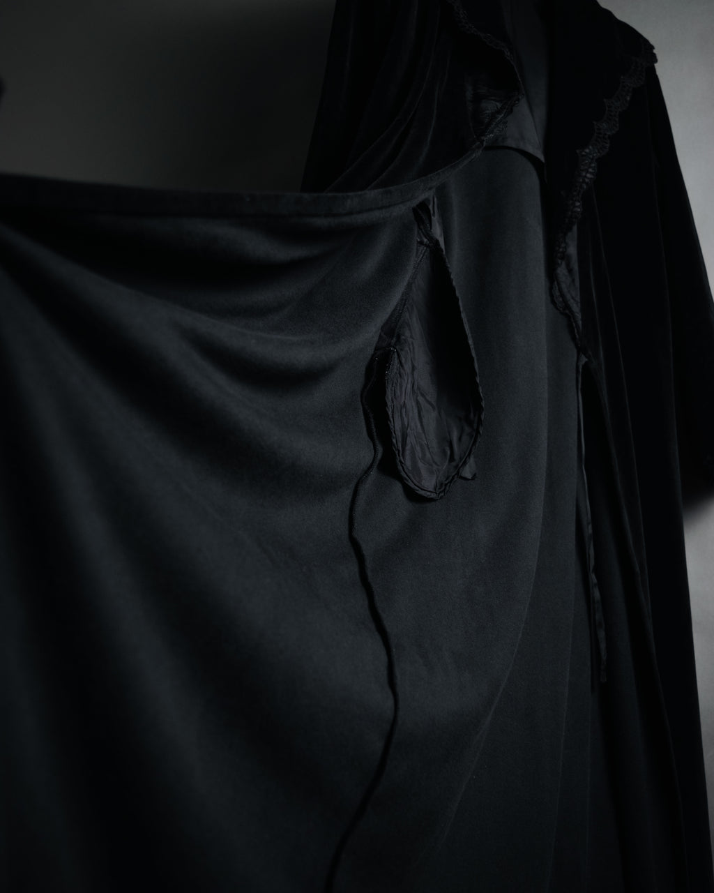 –SPECIAL– “Christian Dior”
80’s-90’s Velour lace trimmed robe coat