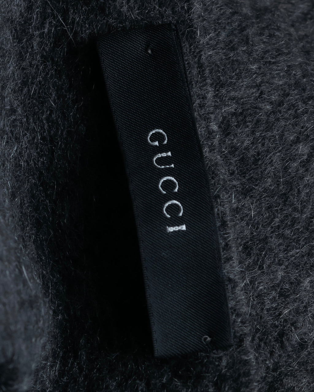 "GUCCI" Fuzzy logo engraved fringe large muffler