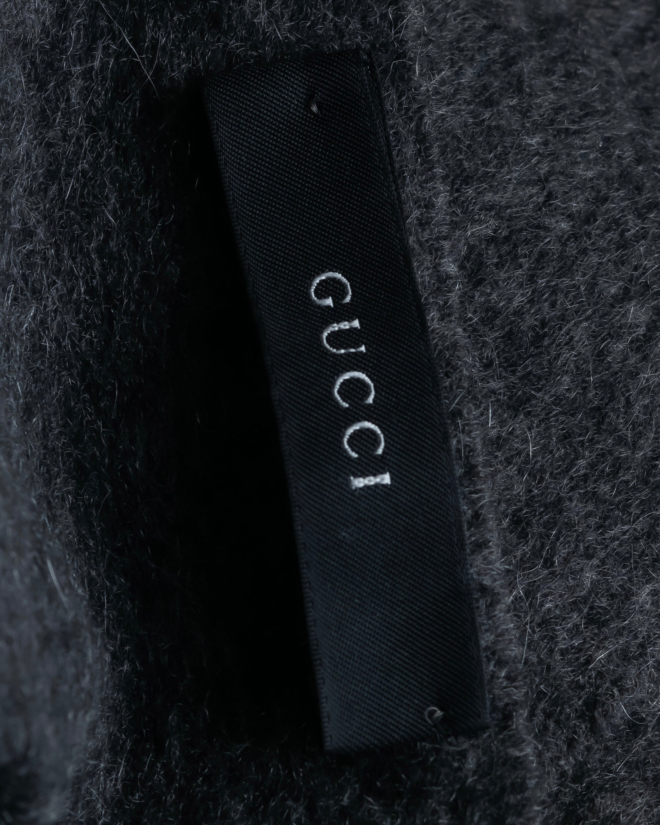 "GUCCI" Fuzzy logo engraved fringe large muffler
