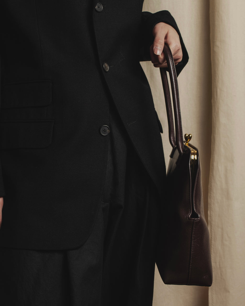 Bolso estructurado de cuero con marco Goji de "JIL SANDER"