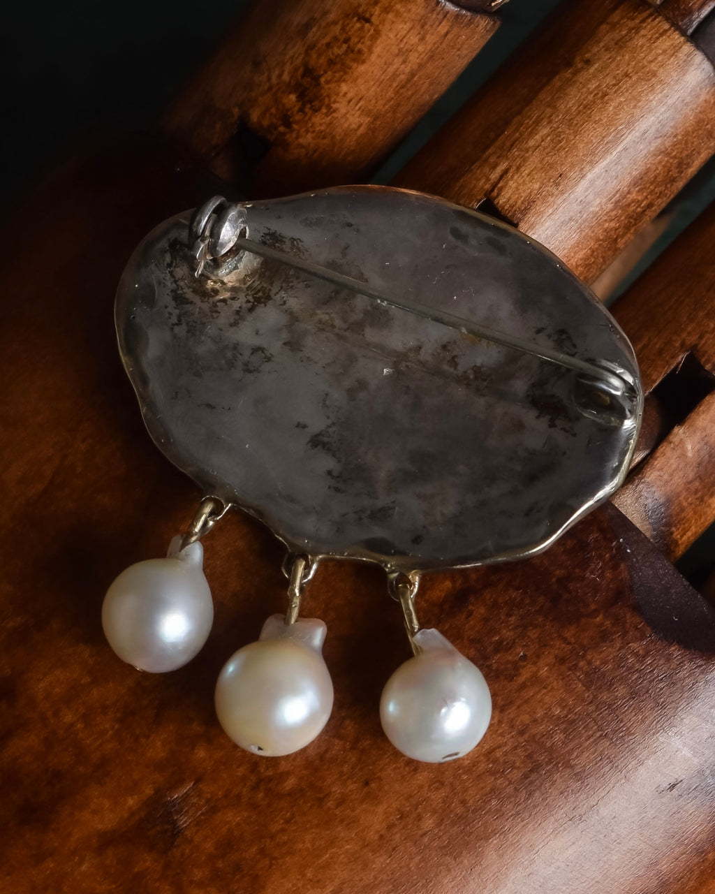 "Vintage engraved relief motif pearl brooch"