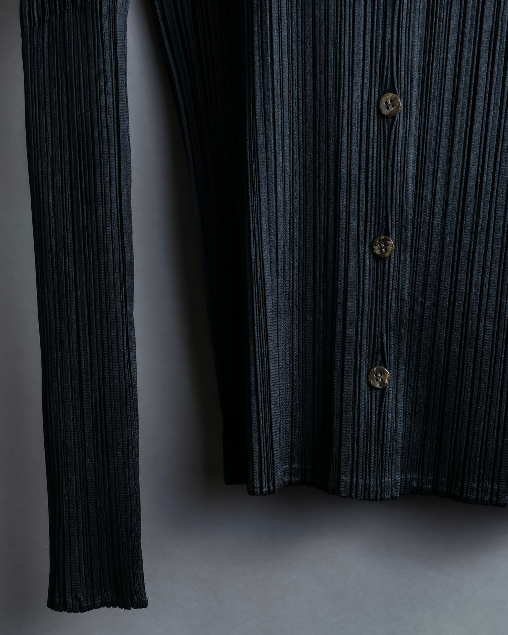 "PLEATS PLEASE ISSEY MIYAKE"
Features sleeve open collar blouse