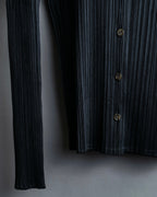 "PLEATS PLEASE ISSEY MIYAKE"
Features sleeve open collar blouse