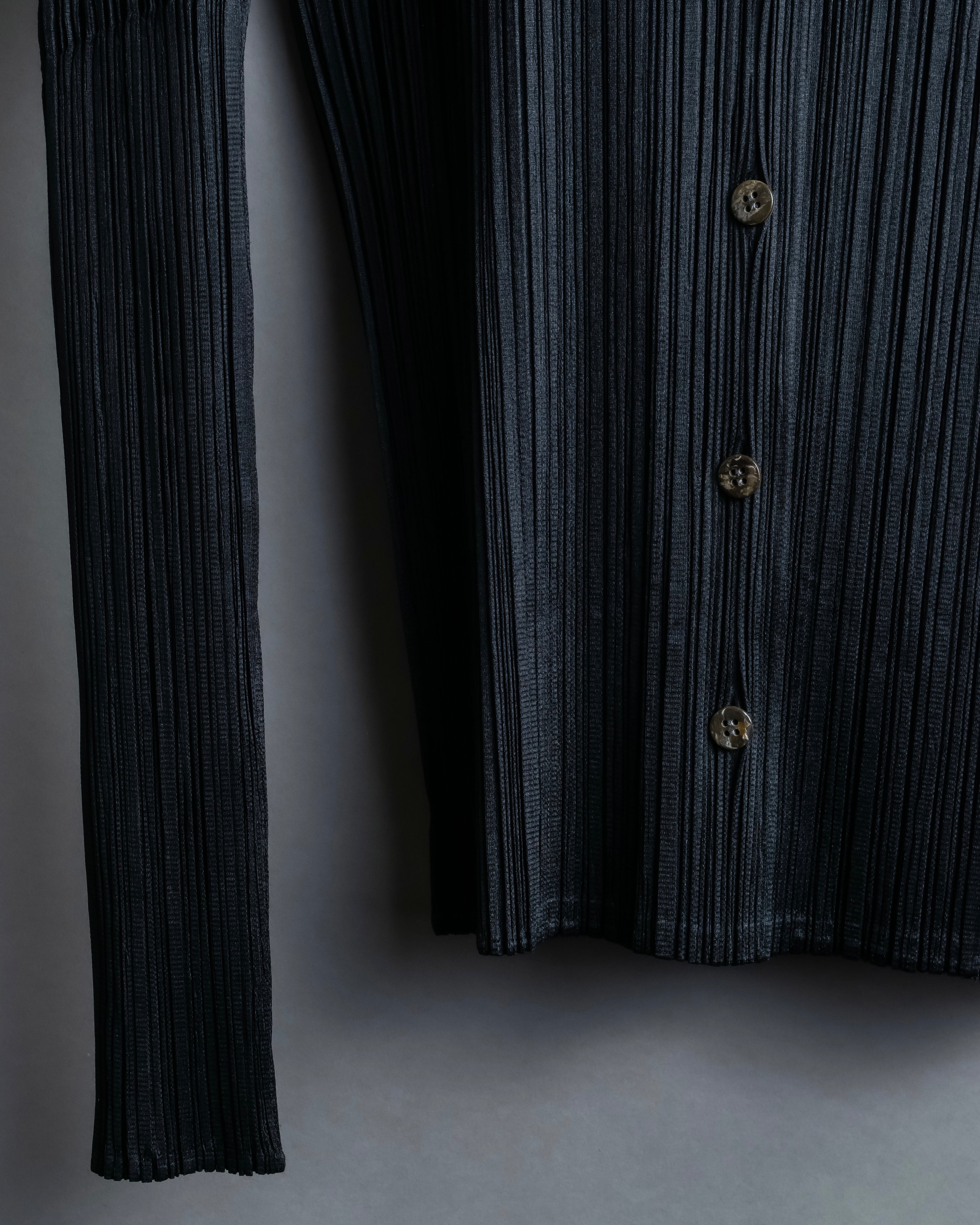 "PLEATS PLEASE ISSEY MIYAKE"
Features sleeve open collar blouse