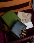 Billetera de cuero con doble pliegue, motivo de abeja dorada y animalier de GUCCI
