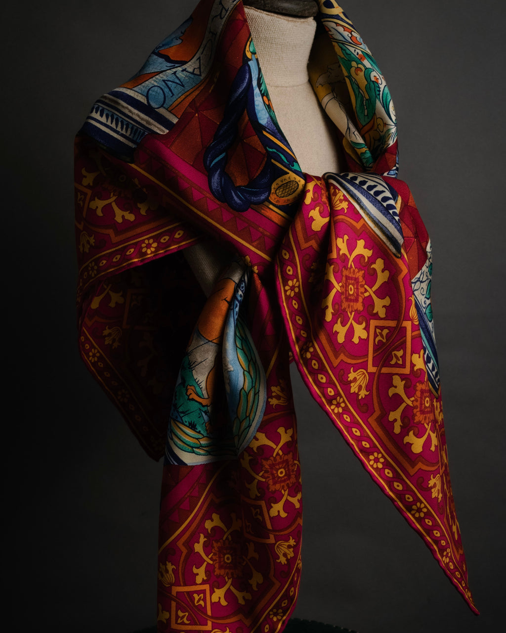 “GUCCI” 2016–2020 Ceramic motif silk foulard scarf