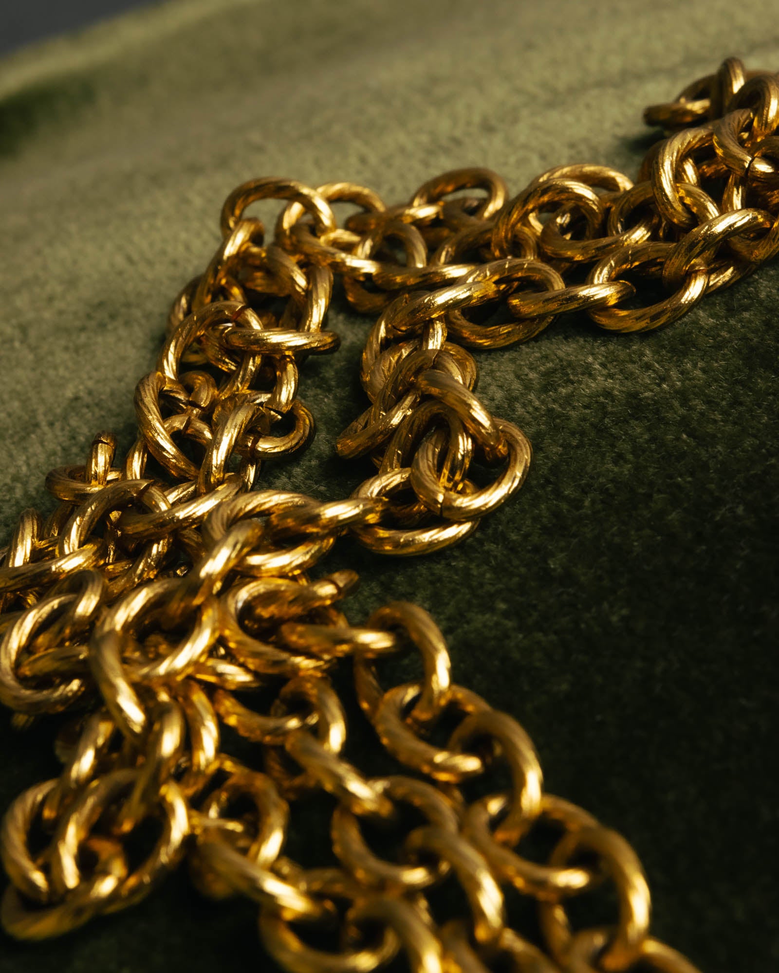 -SPECIAL- “CHANEL” 80’s-90’s ornate gold chain necklace