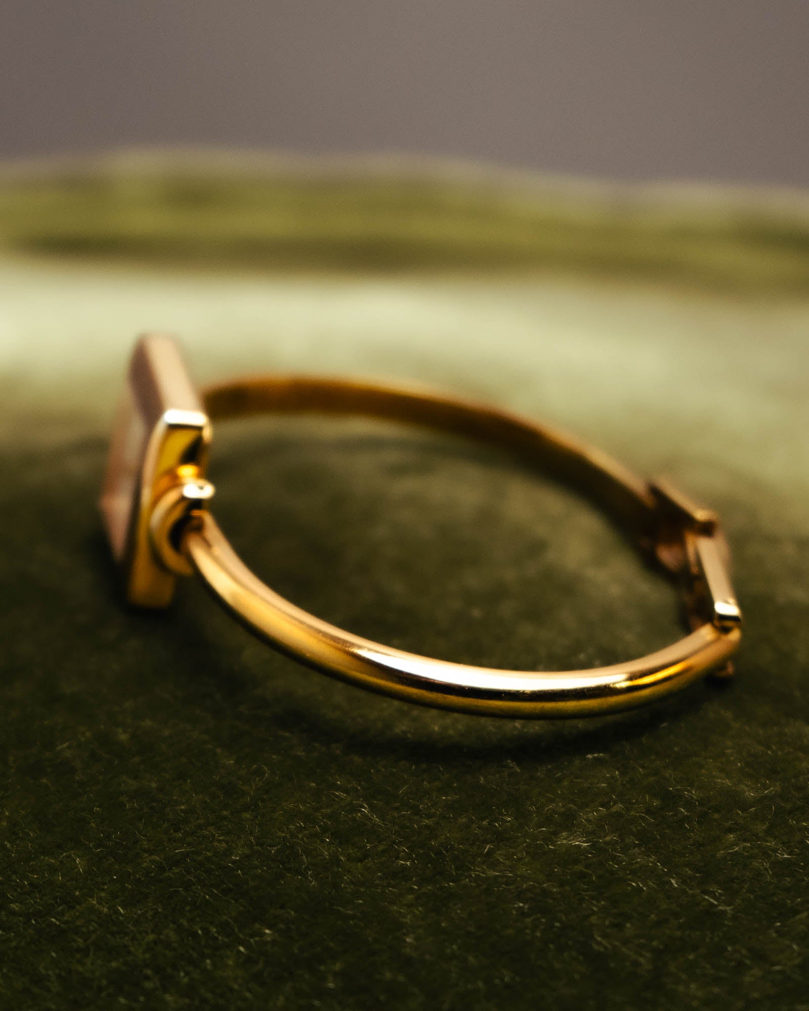 -SPECIAL- “GUCCI” 90’s-00’s 1900L gold tone bangle watch