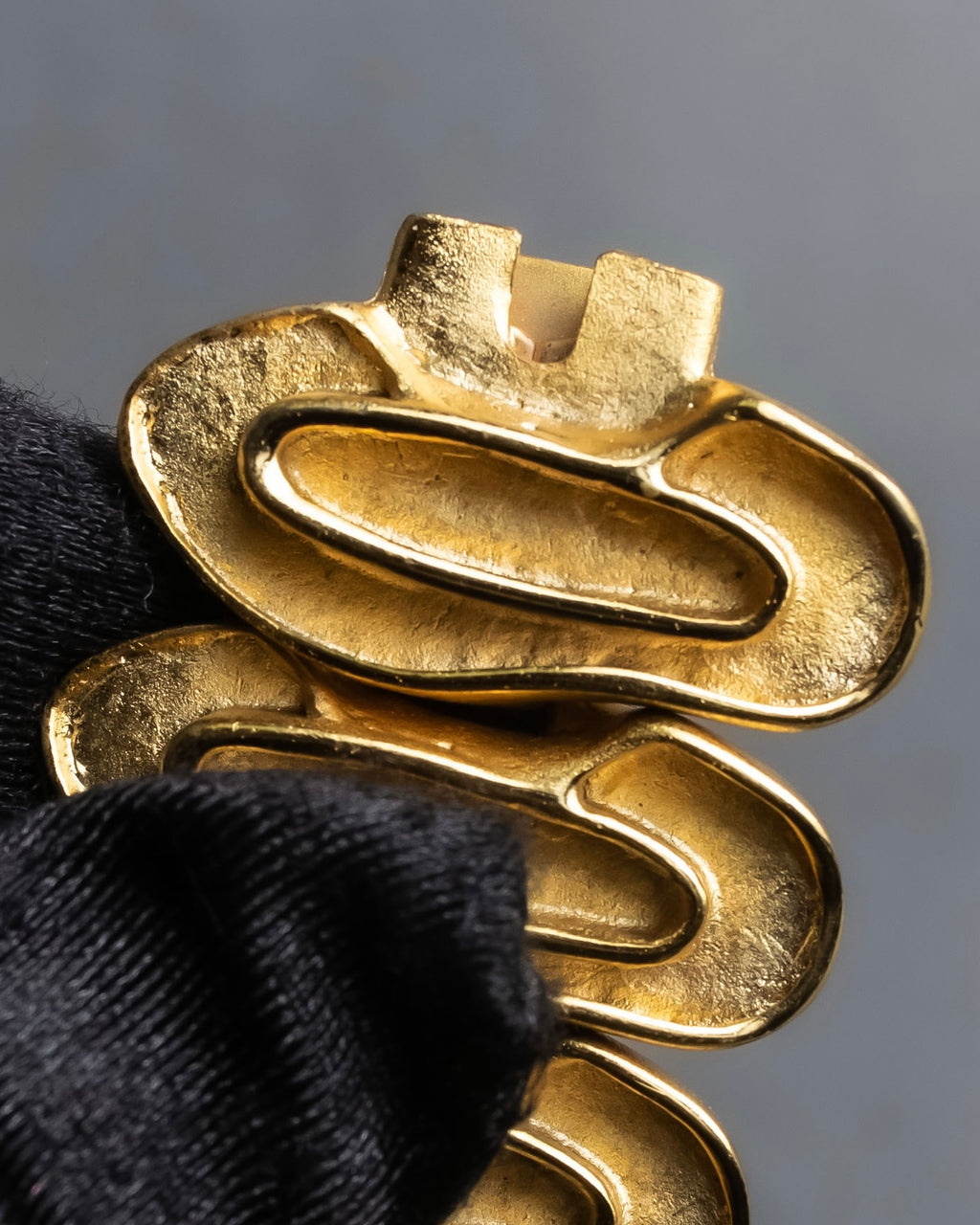 "BALENCIAGA" Wavy uneven motif design gold bracelet