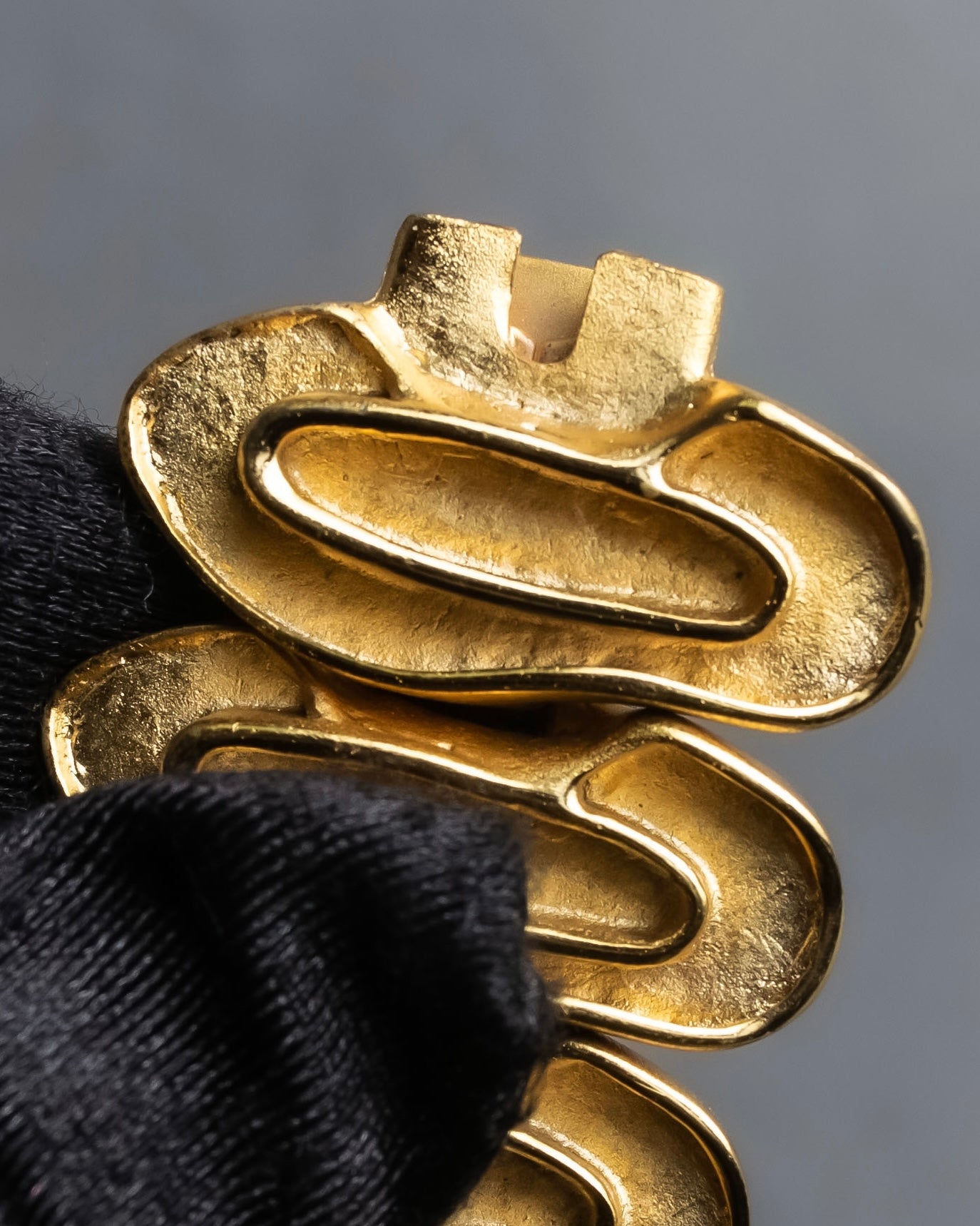 "BALENCIAGA" Wavy uneven motif design gold bracelet