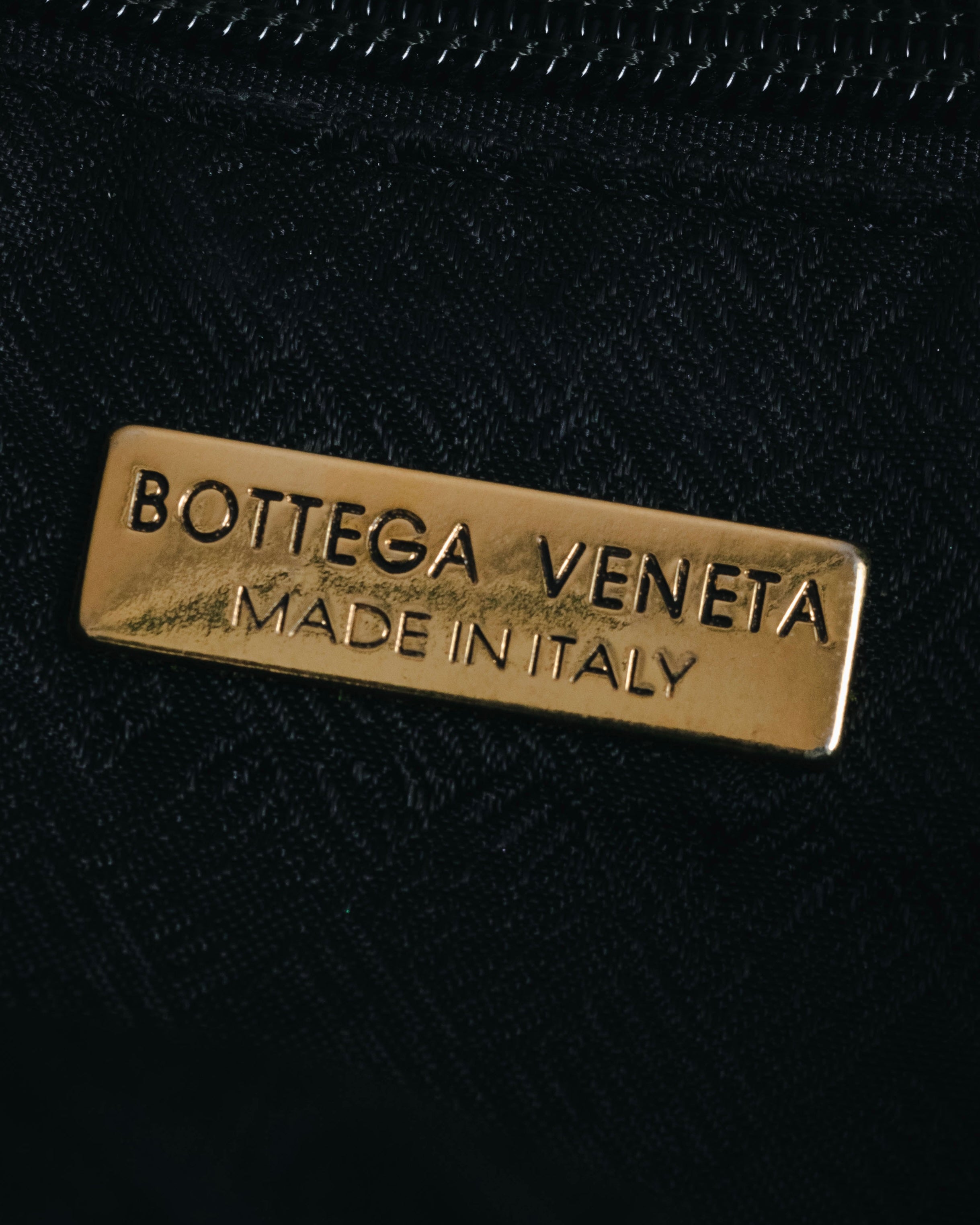 –SPECIAL– "BOTTEGA VENETA"
90’s-00’s intrecciato trapezoid handle bag