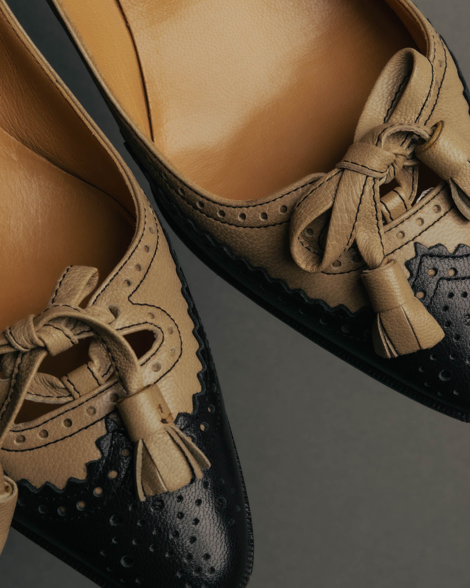 "HERMÈS" 80's-90's Classic bi-color leather tassel brogue pumps