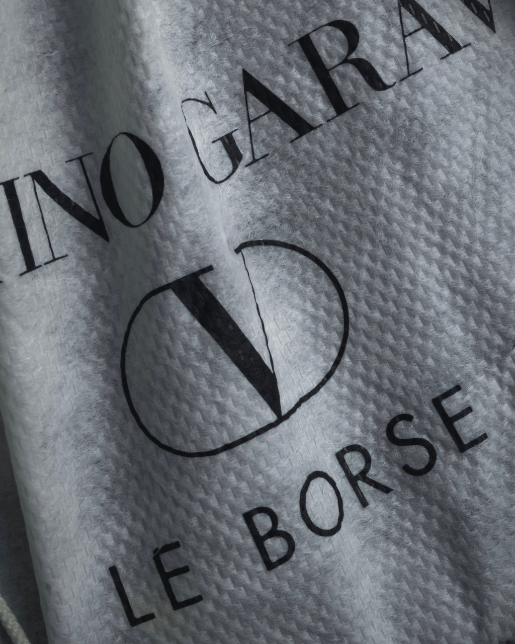 -SPECIAL- "VALENTINO GARAVANI" 90’s-00’s V corner hardware leather top handle bag