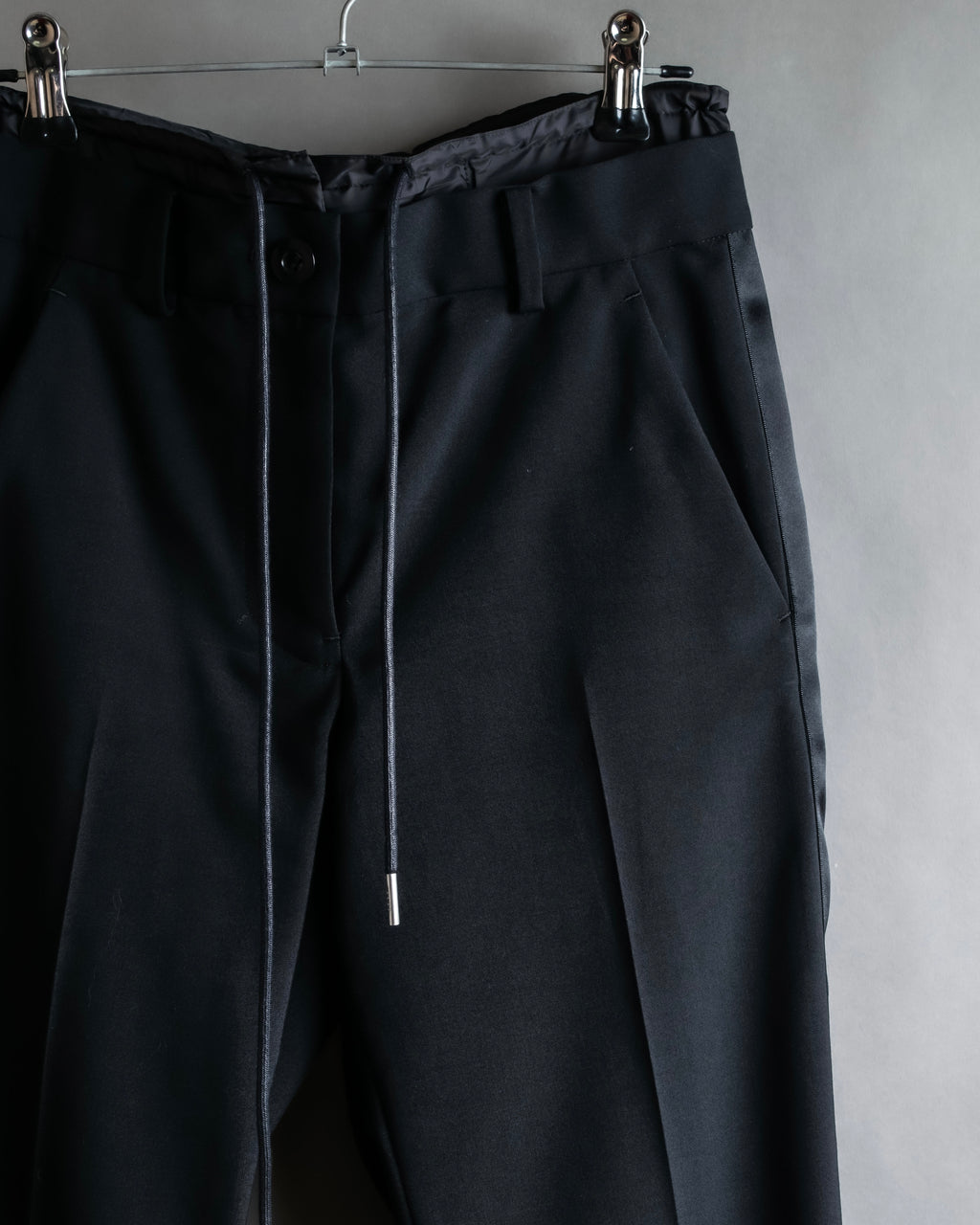 "sacai" Satin line design tapered slacks
