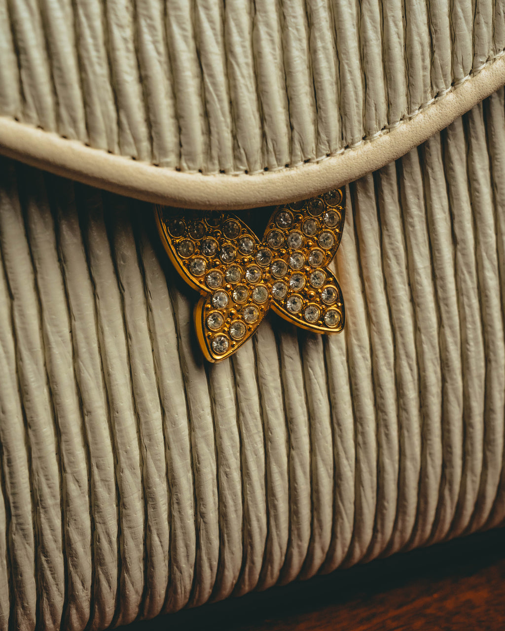 "HANAE MORI" 80's-90's Pleated butterfly clasp handbag