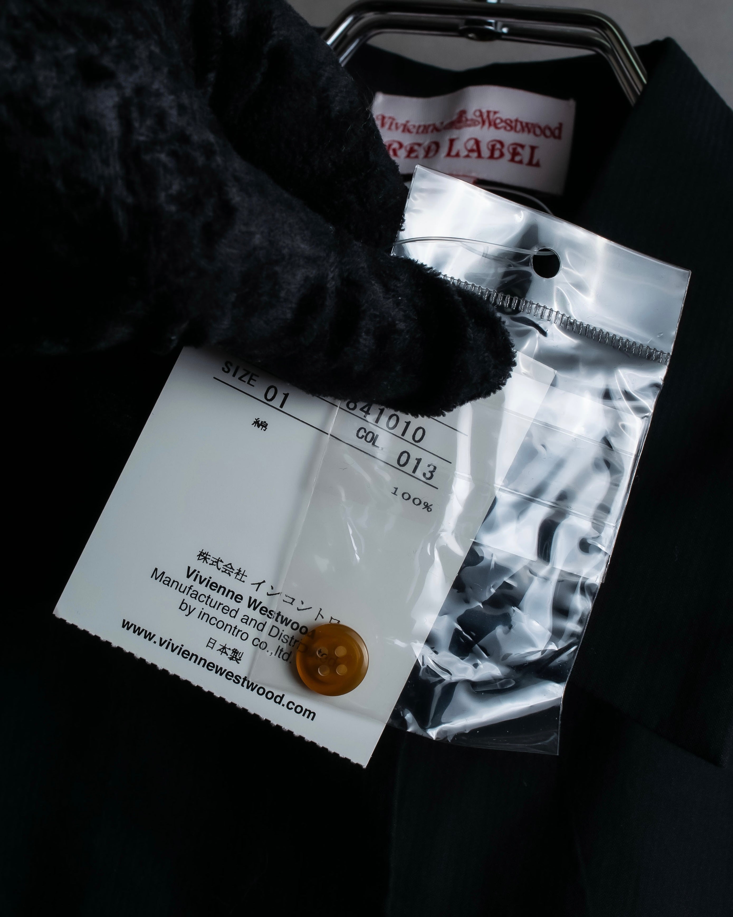 "Vivienne Westwood RED LABEL"
 Front button cutting design shirt