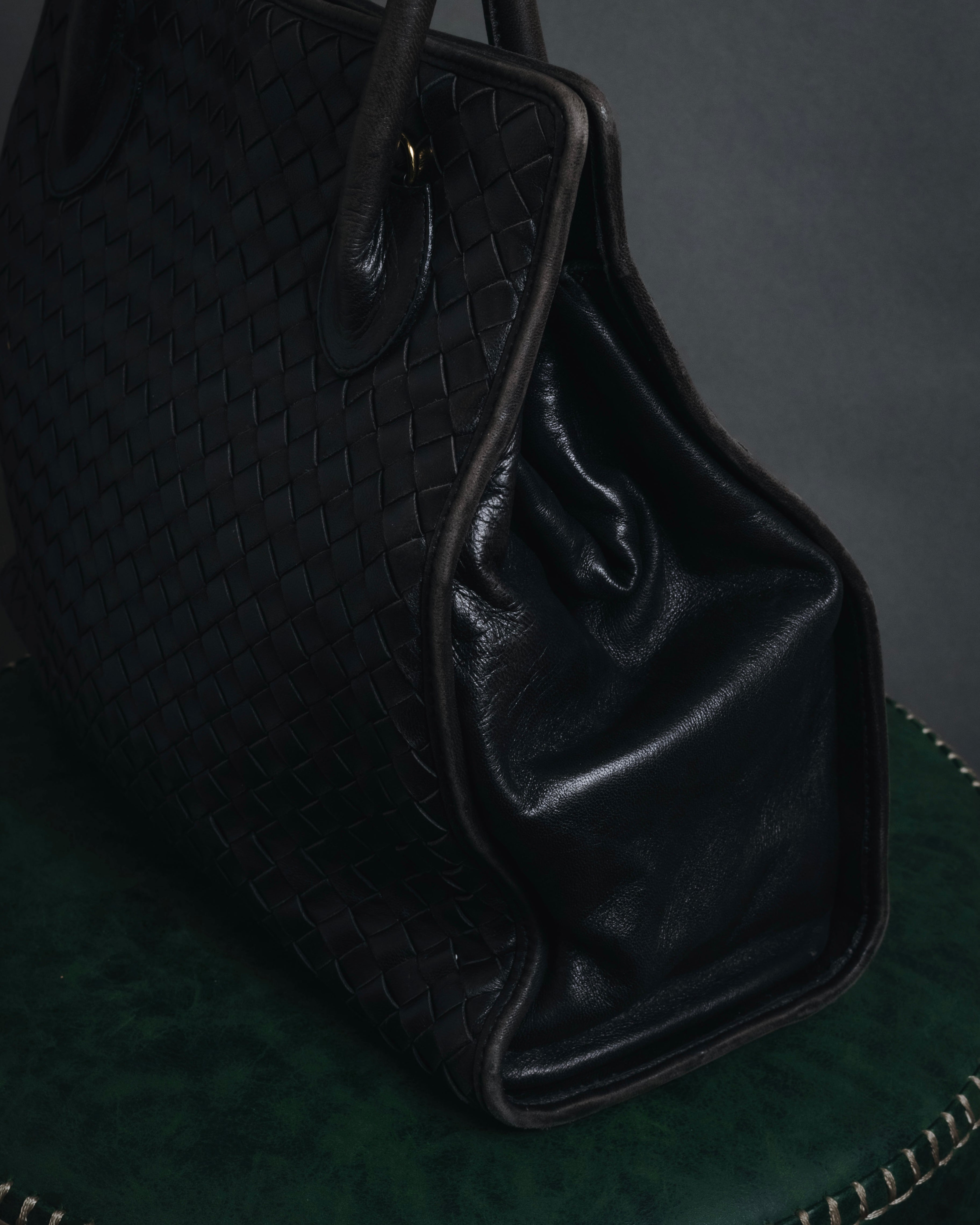 –SPECIAL– "BOTTEGA VENETA"
90’s-00’s intrecciato trapezoid handle bag